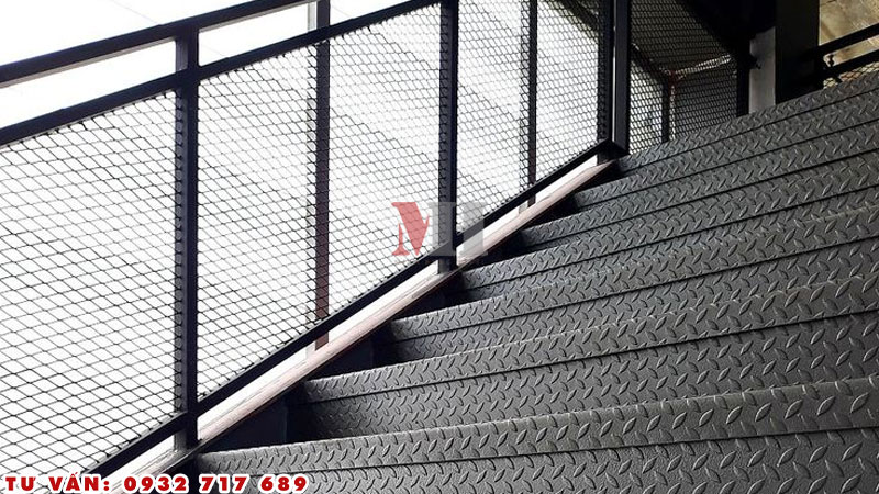 thép tấm chống trượt 2mm được sử dụng rộng rãi để lót sàn nhà xưởng, nhà kho, hành lang và lối đi